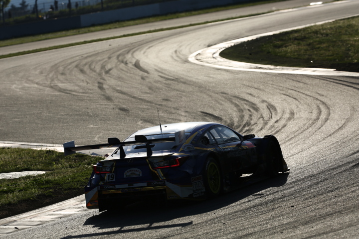 決勝レース: 脇阪寿一／関口雄飛組（GT500:WedsSport ADVAN RC F）