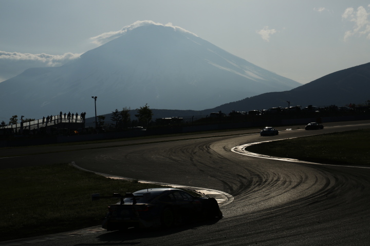 決勝レース: 富士山を正面に13コーナーへ