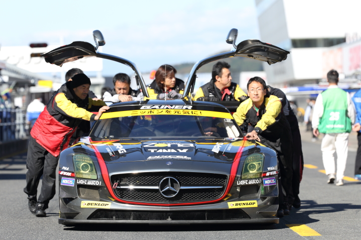 予備車検: GT300クラス・平中克幸／ビヨン・ビルドハイム組のGAINER DIXCEL SLS