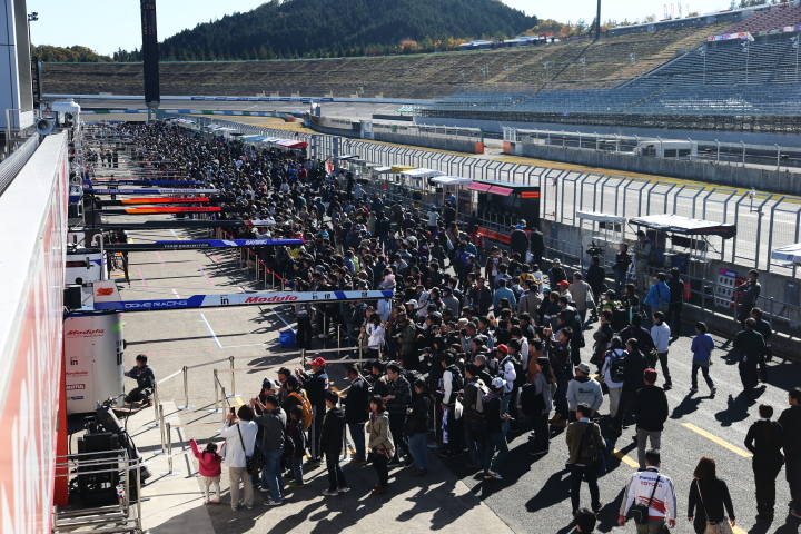 オープンピット: 平日にもかかわらず多くのファンが訪れた