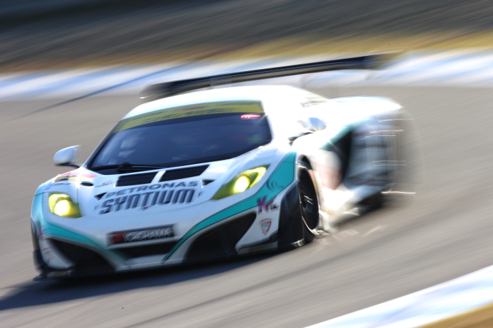 公式テスト: GT300クラス・高橋一穂／加藤寛規組のシンティアム・アップル・MP4-12C