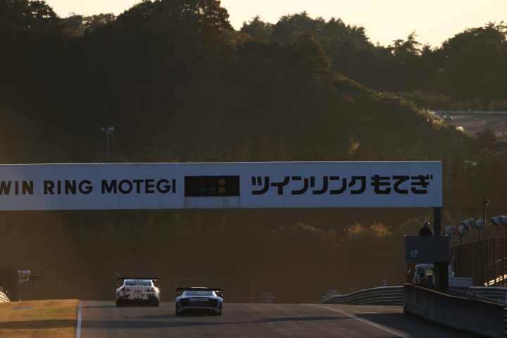 公式テスト: ダウンヒルストレートをゆくGTマシン