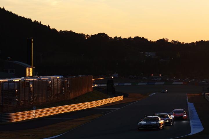 公式テスト: 西日を浴びヘアピンに侵入するGTマシン