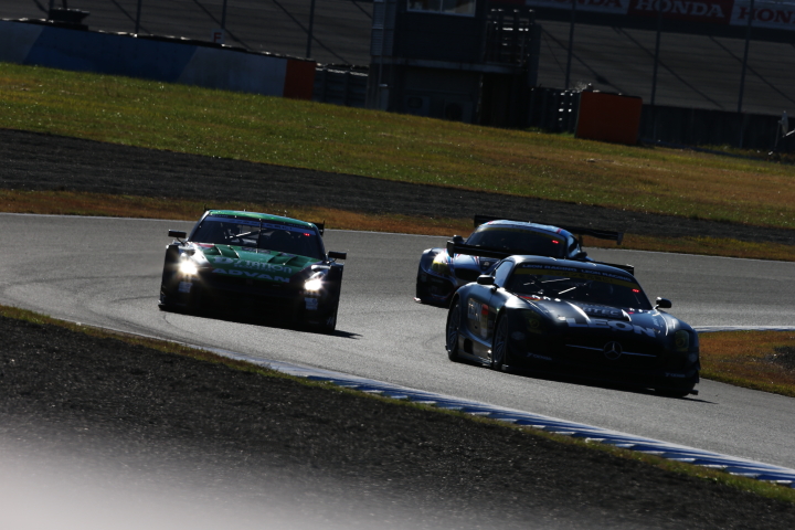 公式練習: GT300クラス・黒澤治樹／蒲生尚弥組のLEON SLS