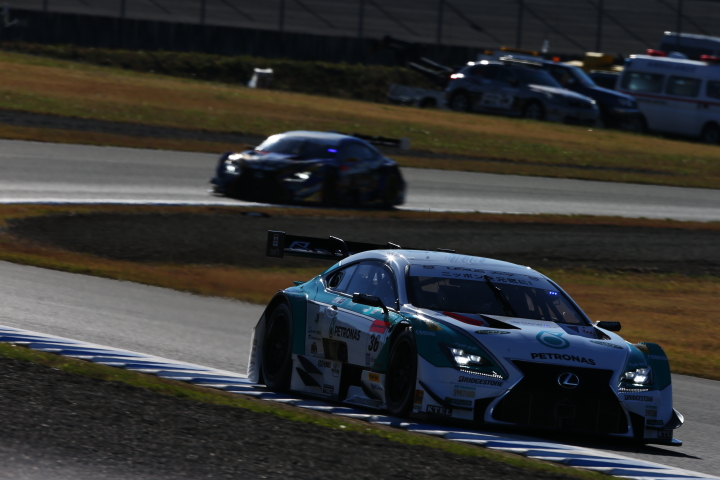 公式練習: GT500クラス・中嶋一貴／ジェームス・ロシター組のPETRONAS TOM'S RC F