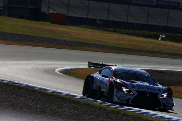 公式練習: GT500クラス・石浦宏明／オリバー・ジャービス組のDENSO KOBELCO SARD RC F