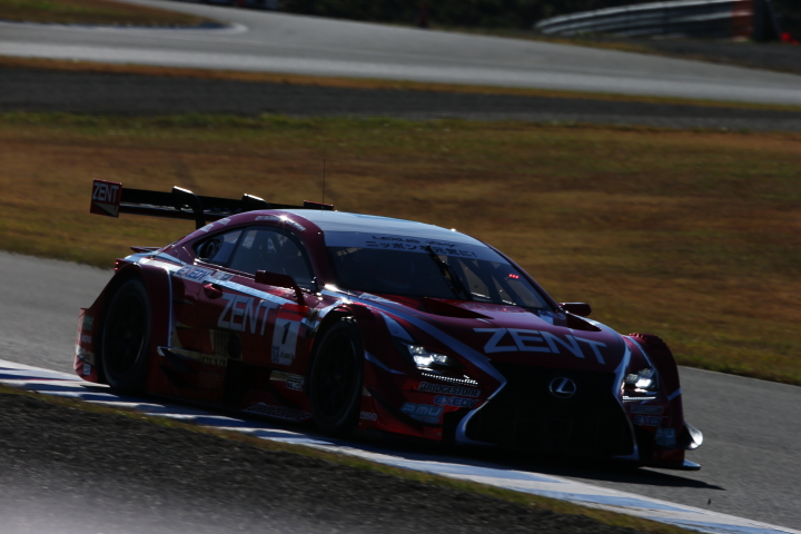 公式練習: GT500クラス・立川祐路／平手晃平組のZENT CERUMO RC F