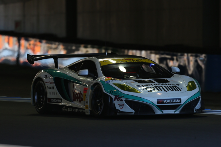 公式練習: GT300クラス・高橋一穂／加藤寛規組のシンティアム・アップル・MP4-12C