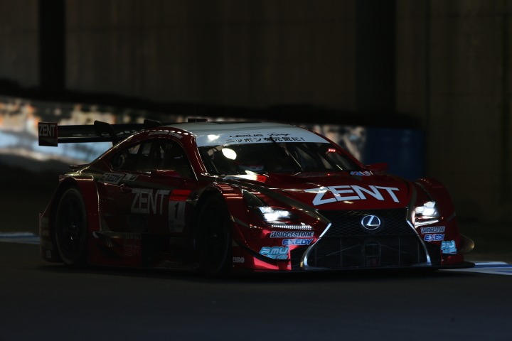 公式練習: GT500クラス・立川祐路／平手晃平組のZENT CERUMO RC F