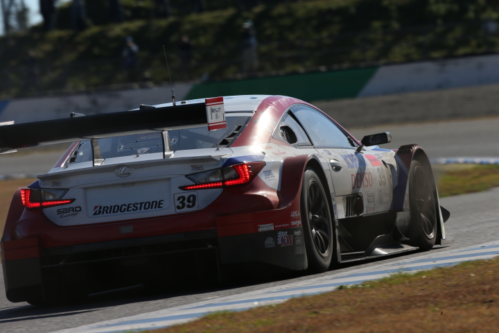 公式練習: GT500クラス・石浦宏明／オリバー・ジャービス組のDENSO KOBELCO SARD RC F