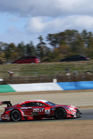公式練習: GT500クラス・立川祐路／平手晃平組のZENT CERUMO RC F