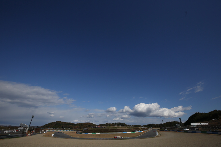 公式練習: この日も快晴に恵まれた。V字コーナーをゆくGTマシン