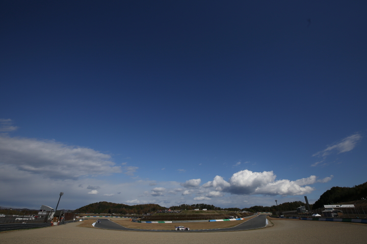 公式練習: この日も快晴に恵まれた。V字コーナーをゆくGTマシン