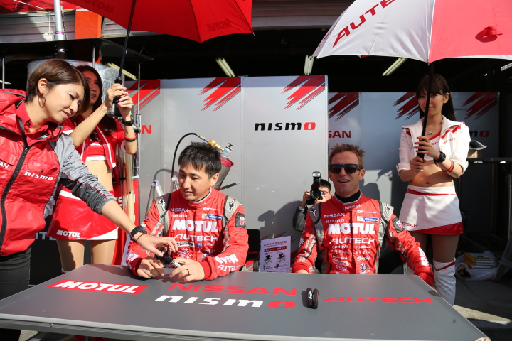 ピットウォーク: 松田次生とロニー・クインタレッリ（MOTUL AUTECH GT-R）