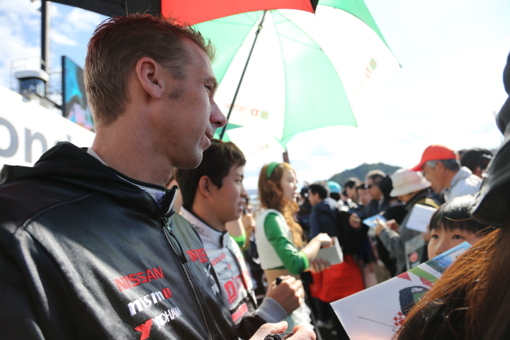 ピットウォーク: ミハエル・クルムと佐々木大樹（D'station ADVAN GT-R）