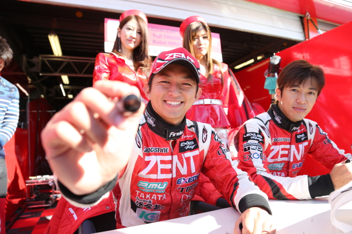 ピットウォーク: 平手晃平と立川祐路（ZENT CERUMO RC F）