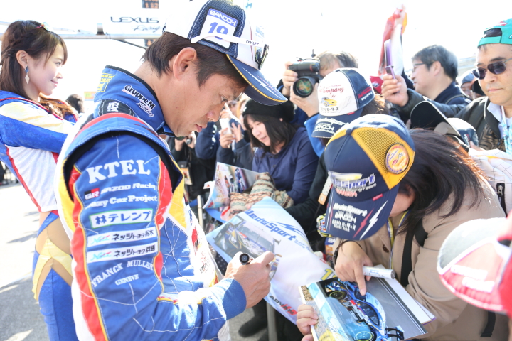 ピットウォーク: 脇阪寿一（WedsSport ADVAN RC F）