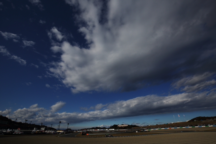 ノックアウト予選Q1: 3コーナーを攻めるGTマシン