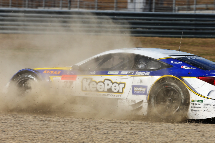 ノックアウト予選Q1: コースアウトする伊藤大輔（KeePer TOM'S RC F）