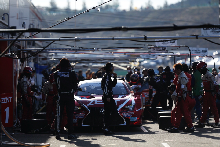 フリー走行: GT500クラス・立川祐路／平手晃平組のZENT CERUMO RC F