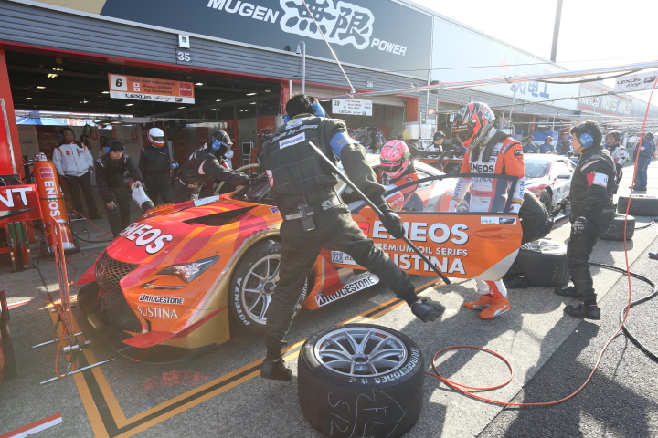 フリー走行: GT500クラス・大嶋和也／国本雄資組のENEOS SUSTINA RC F