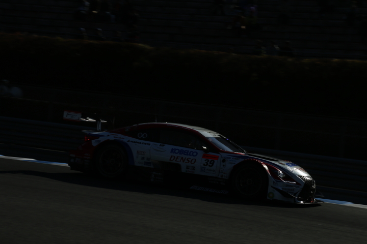 フリー走行: GT500クラス・石浦宏明／オリバー・ジャービス組のDENSO KOBELCO SARD RC F