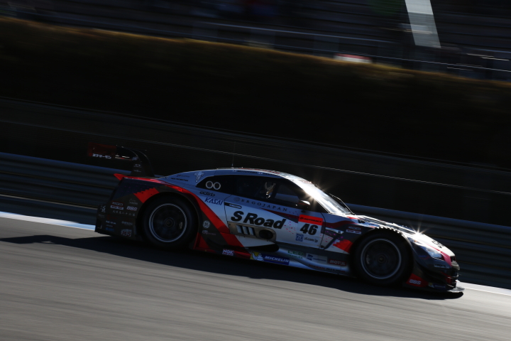 フリー走行: GT500クラス・本山哲／柳田真孝組のS Road MOLA GT-R