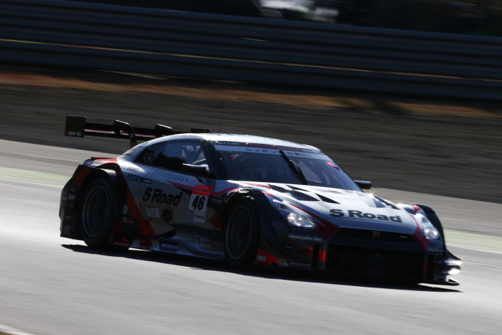 フリー走行: GT500クラス・本山哲／柳田真孝組のS Road MOLA GT-R