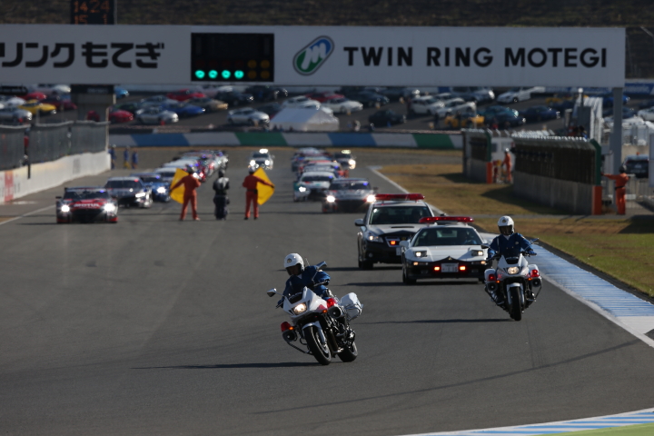 決勝レース: １周目のローリングラップは栃木県警の先導で行われた