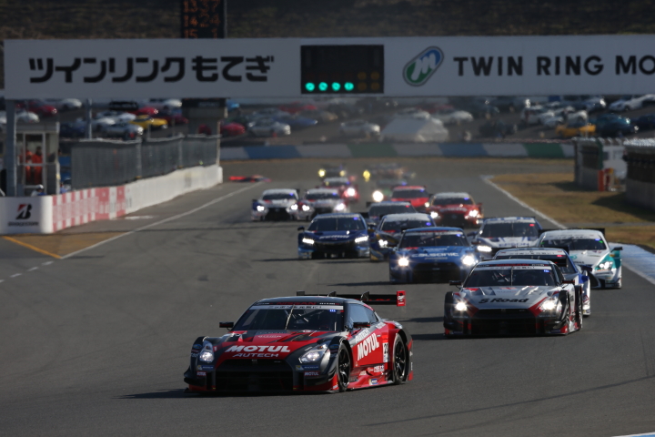 決勝レース: GT500クラスのスタートシーン