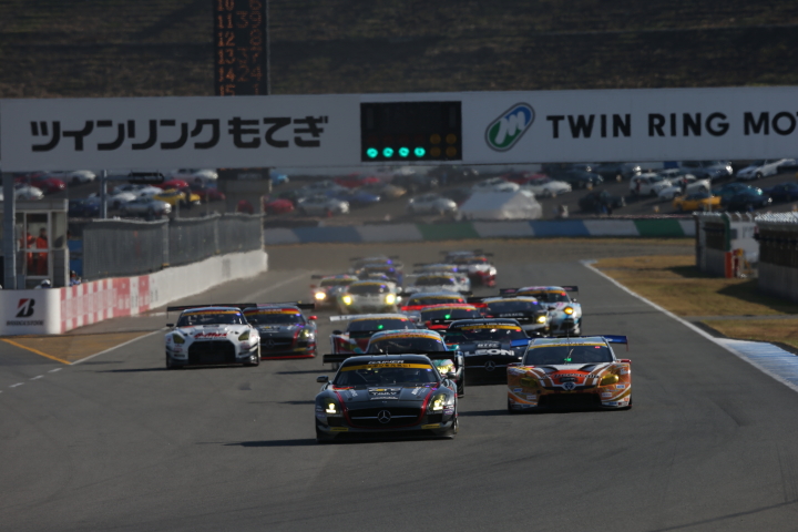 決勝レース: GT３00クラスのスタートシーン