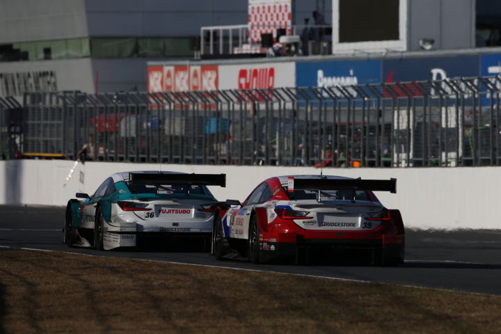 決勝レース: 先頭は中嶋一貴（PETRONAS TOM'S RC F）