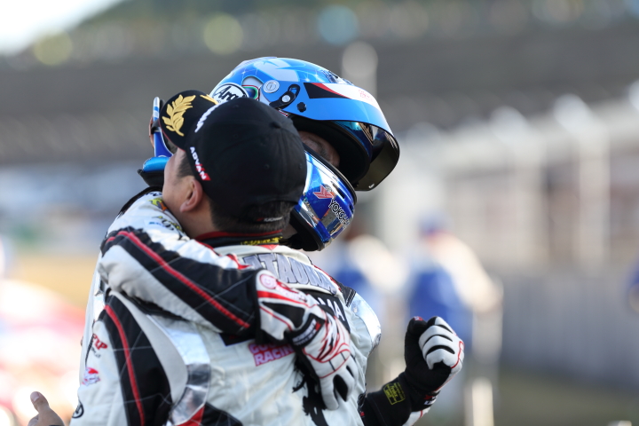 決勝レース: 谷口信輝と片岡龍也（グッドスマイル初音ミクZ4）