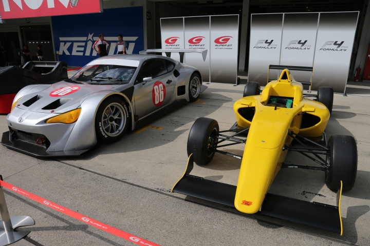 オープンピット: GT300マザーシャシー利用の８６とFIA-F4