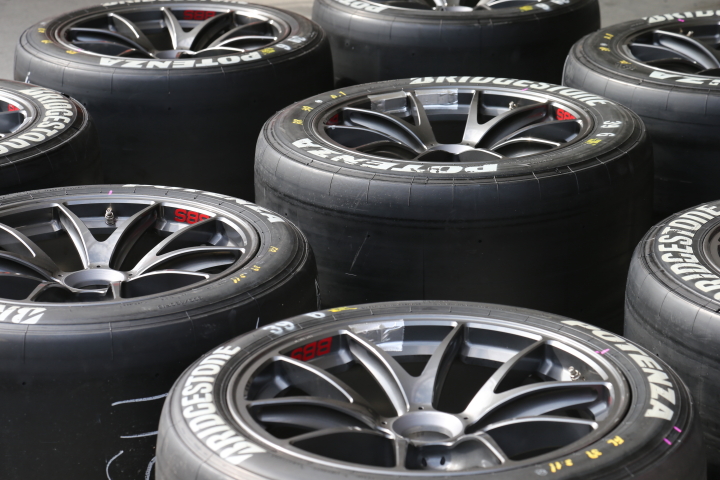 オープンピット: ブリヂストンのタイヤ