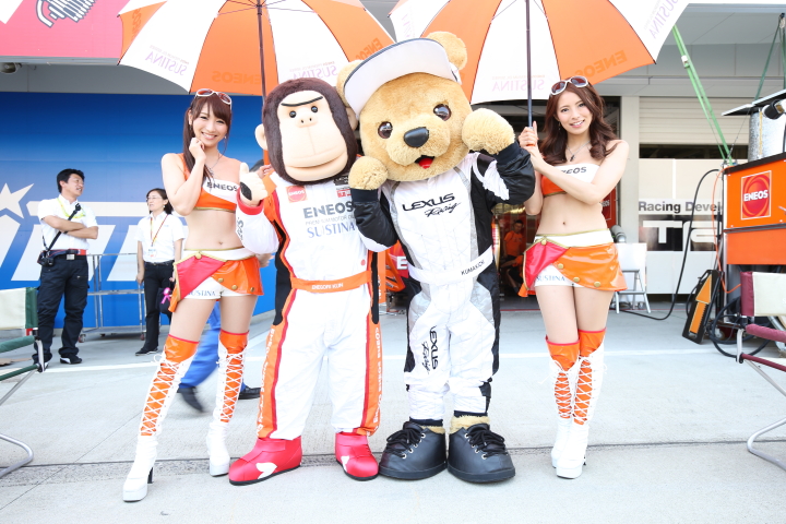 ピットウォーク: レクサスくま吉とエネオスエネぐりくんとレースクイーン