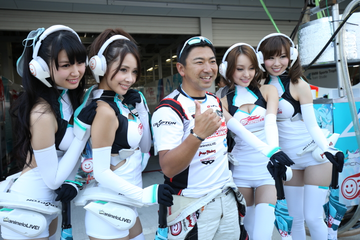 ピットウォーク: 片岡龍也（グッドスマイル初音ミクZ4）とレースクィーン