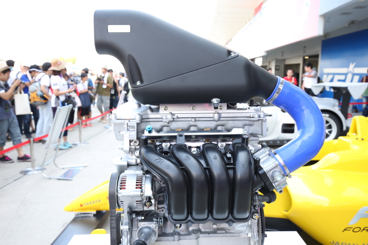 ピットウォーク: トムス製のFIA-F4用のエンジン