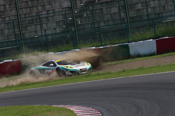 ノックアウト予選Q1: 名手、加藤寛規（シンティアム・アップル・MP4-12C）が逆バンクでコースアウト