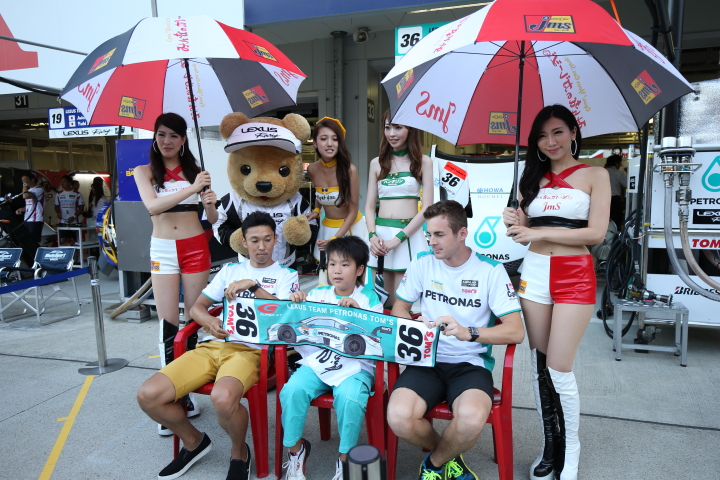 キッズウォーク: 中嶋一貴／ジェームス・ロシター組（PETRONAS TOM'S RC F）