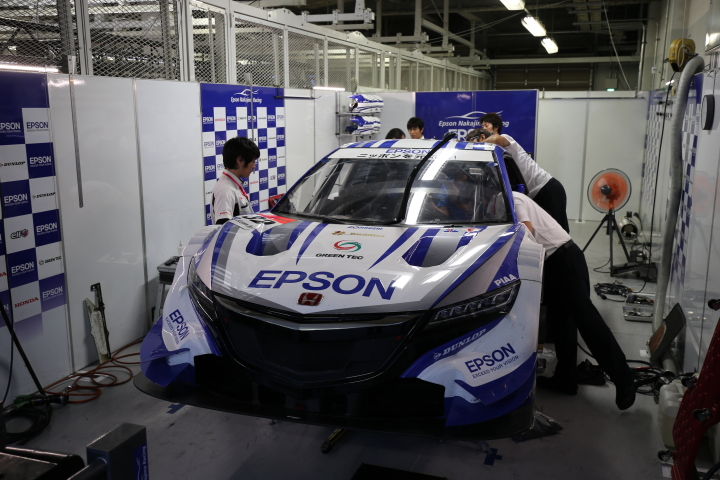 キッズウォーク: 公式練習で炎上し修復中のEpson NSX CONCEPT-GT