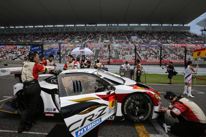 スターティンググリッド: 中山友貴／野尻智紀／道上龍組（MUGEN CR-Z GT）