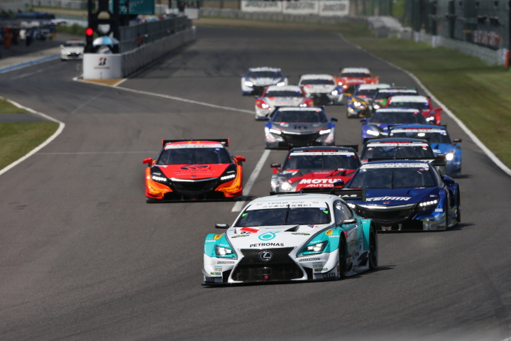 決勝レース: 1000km先のゴールを目指してスタートが切られた