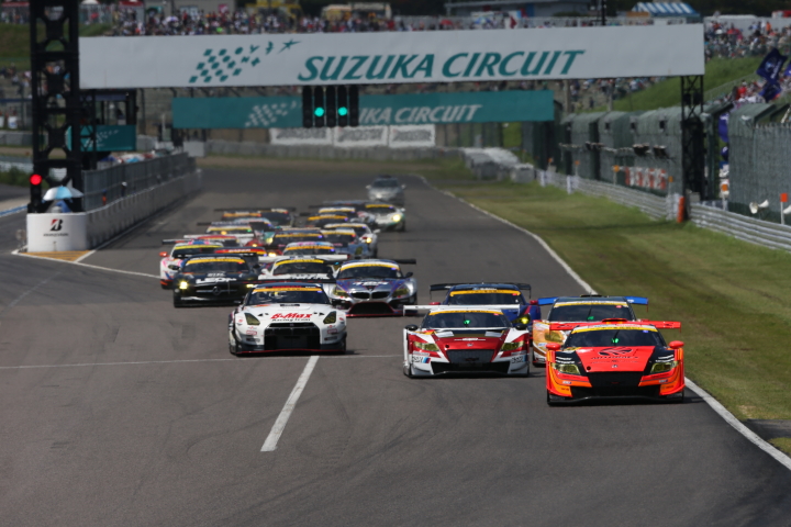 決勝レース: GT300クラスのスタートシーン