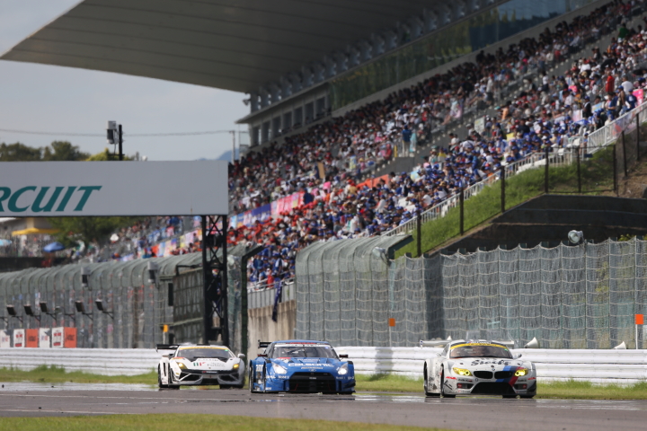 メーンスタンド前をゆくGTマシンたち