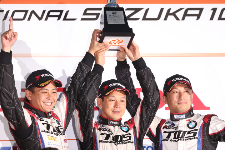 GT300クラス表彰式: ウィナーの飯田章／吉本大樹／佐藤晋也組（TWS LM corsa BMW Z4）