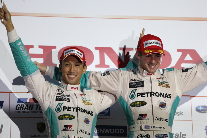 GT500クラス表彰式: ウィナーの中嶋一貴／ジェームス・ロシター組（PETRONAS TOM'S RC F）