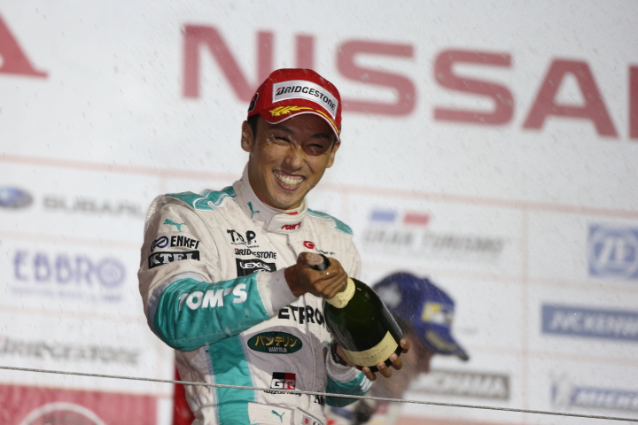 GT500クラス表彰式: シャンパンファイトはウィナーの中嶋一貴（PETRONAS TOM'S RC F）