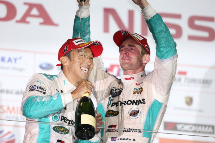 GT500クラス表彰式: シャンパンファイトはウィナー中嶋一貴／ジェームス・ロシター組（PETRONAS TOM'S RC F）