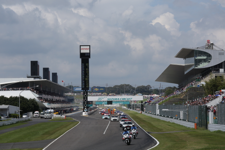 ローリングラップの前に三重県警の交通機動隊の先導でパレードラップ1周が行われた